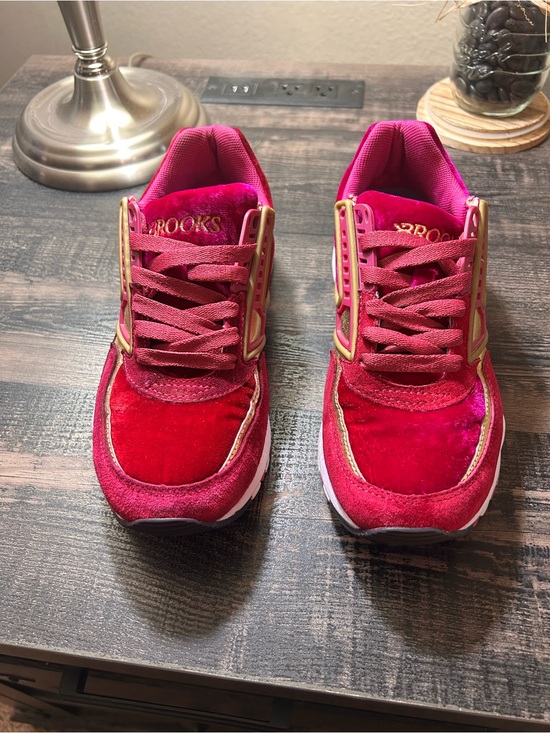 Brooks Shoes - Brooks Regent Women’s Shoes Velvet Fuchsia Pink Gold Trim